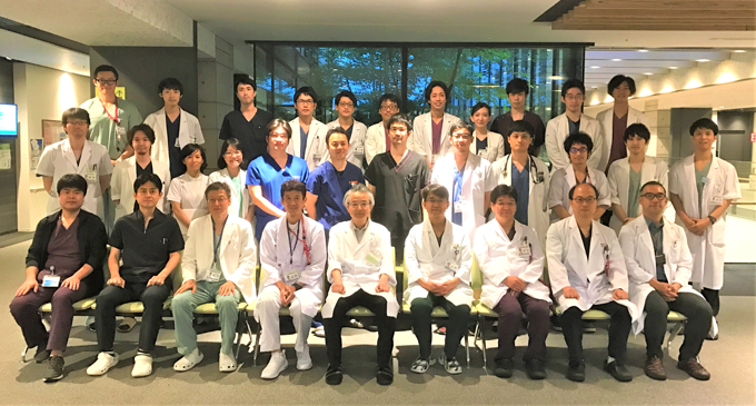 循環器センター（循環器内科・心臓血管外科・小児循環器内科）医師の集合写真