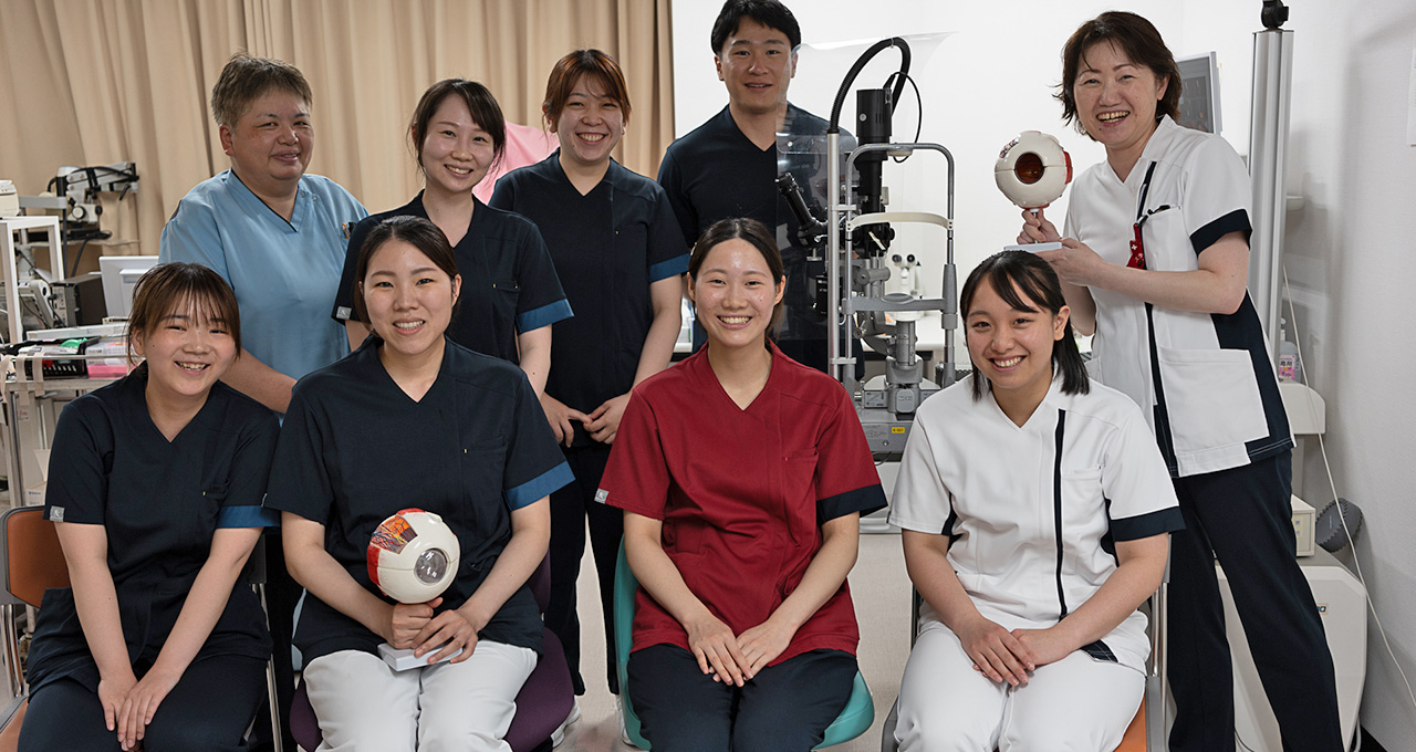 8階西病棟（眼科、救急総合診療科、膠原病リウマチ内科、皮膚科）集合写真
