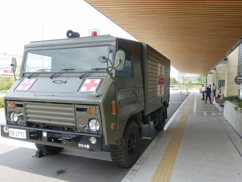 自衛隊阪神病院から派遣された野戦型救急車を写した写真